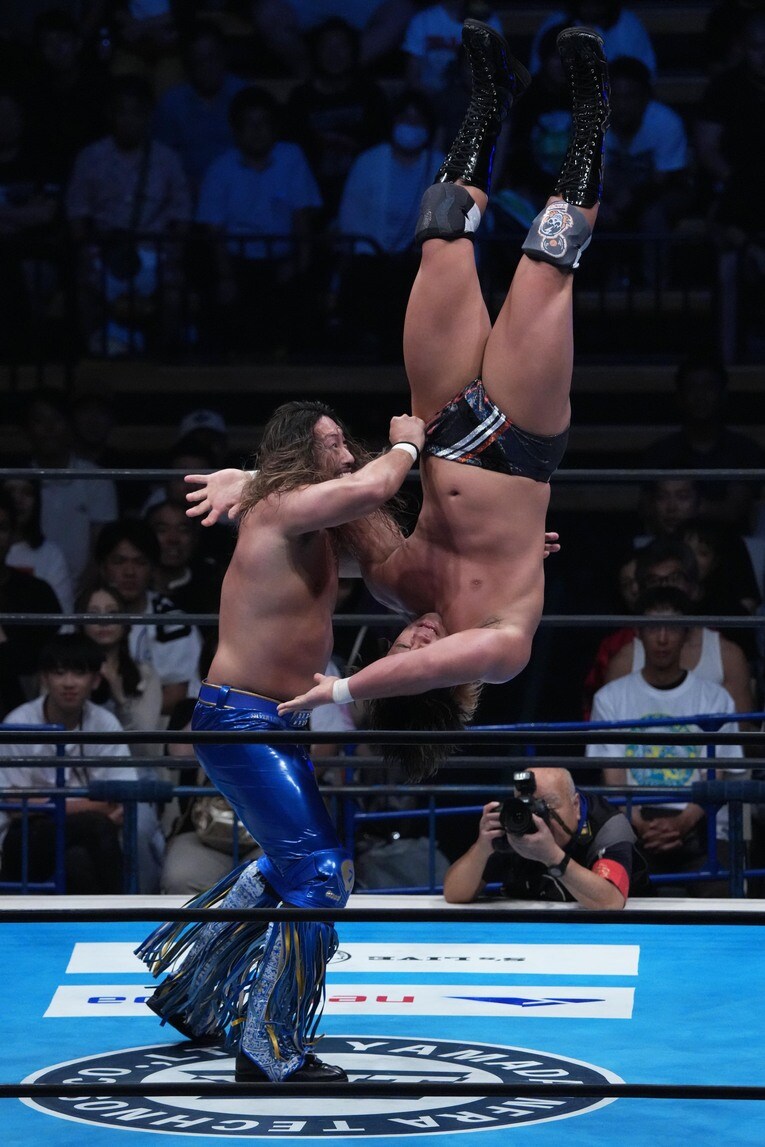 大岩陵平を投げる辻陽太　©Essei Hara