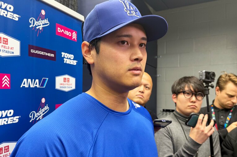 ブルージェイズ戦の登板後、囲み取材に応じる大谷翔平 ／ photograph by Naoyuki Yanagihara