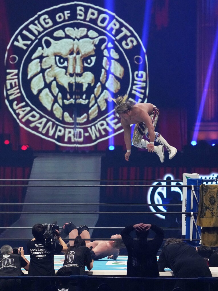 棚橋弘至が繰り出した最後のハイフライフロー。だが、オカダ・カズチカのヒザが待っていた　©Masashi Hara