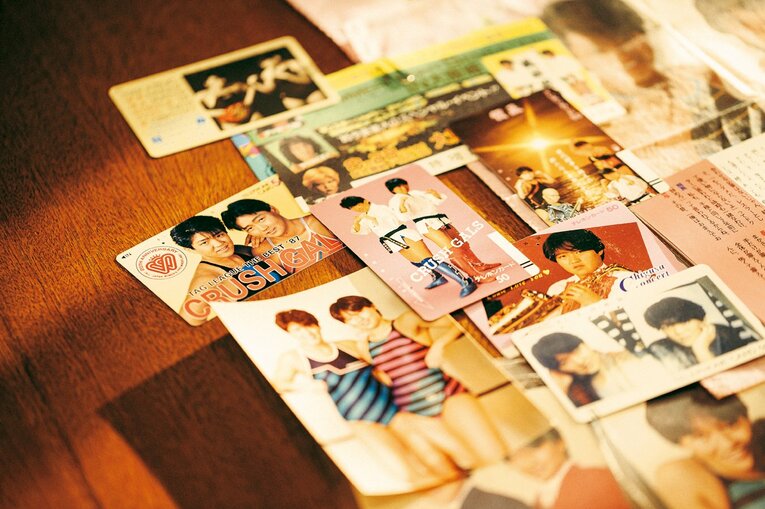 対談時に披露された当時のテレホンカードなどのグッズ ©︎Shunichi Oda