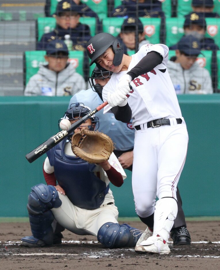 試行錯誤の結果、金属バットを使用した広陵・只石　©JIJI PRESS