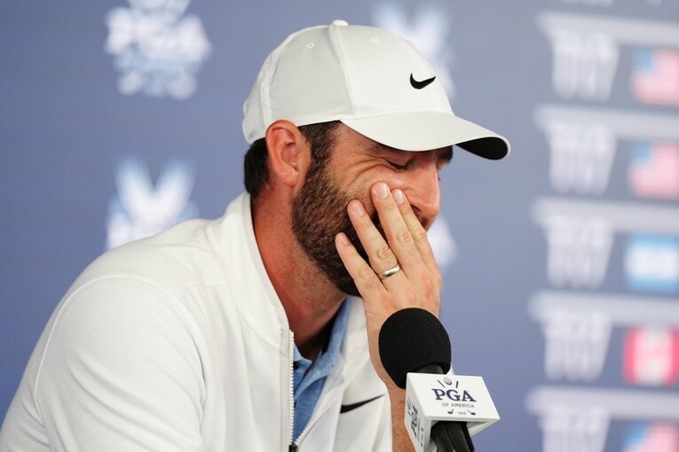 会見でメディアの問いかけに応じたシェフラー。温厚なキャラクターとして知られていただけに、ショッキングな事件だった　©︎Getty Iamges