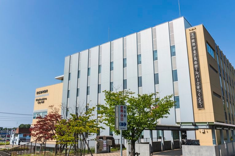 北広島市役所。「世界がまだ見ぬボールパークをつくろう。」の垂れ幕