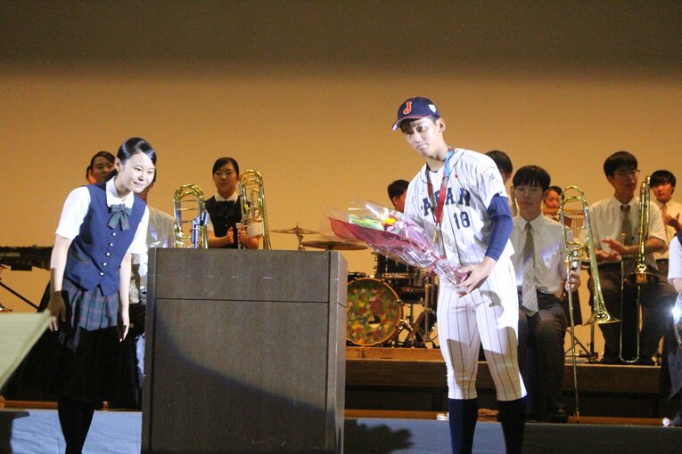祝勝会で女子生徒から花束を受け取る前田　©Fumi Sawai