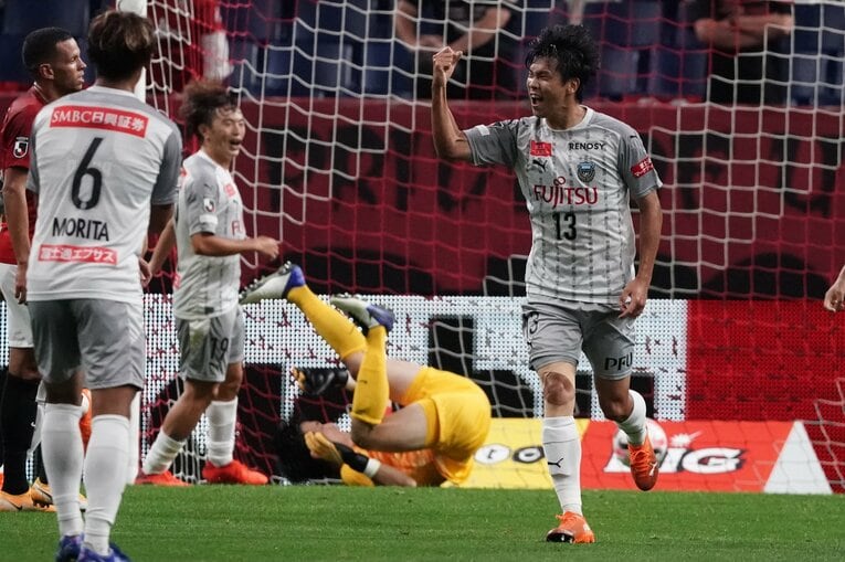 第17節浦和戦。豪快なボレーシュートを決めて喜ぶ山根　©︎Getty Images