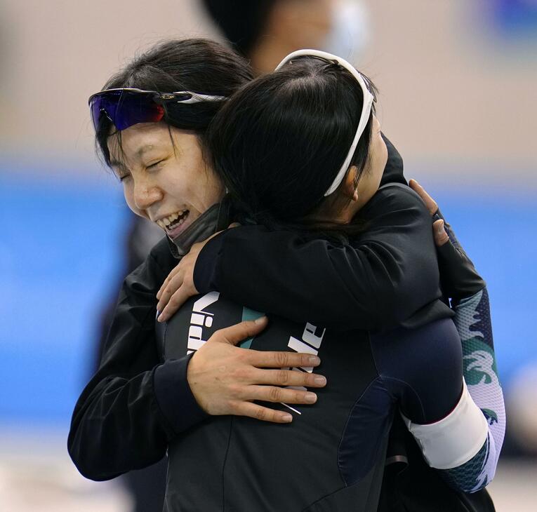 昨年12月の選考会、菜那が1500m代表切符を獲得し、抱擁する姉妹 ©KYODO