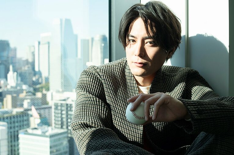 ドラマ『奇跡のバックホーム』で主人公の横田慎太郎を演じる間宮祥太朗さん（28）。かつては「本気でプロを目指した」野球少年だったという ／ photograph by Miki Fukano