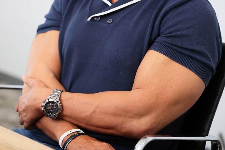 年齢と同じくらい、優に50cmを超えると思われる小島聡の腕 ©︎Shigeki Yamamoto