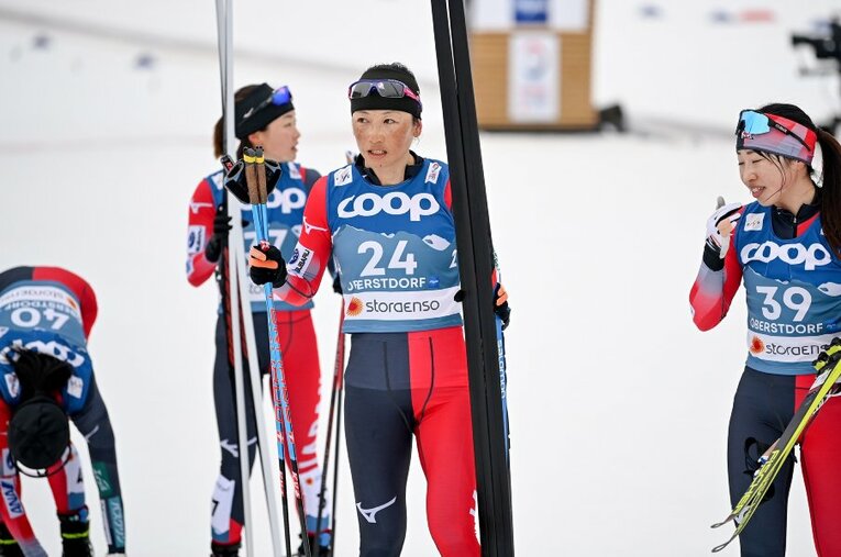 代表4人のうち3人は20代。石田（右から2人目）は若手の練習メニュー作成も担った ／ photograph by JIJI PHOTO