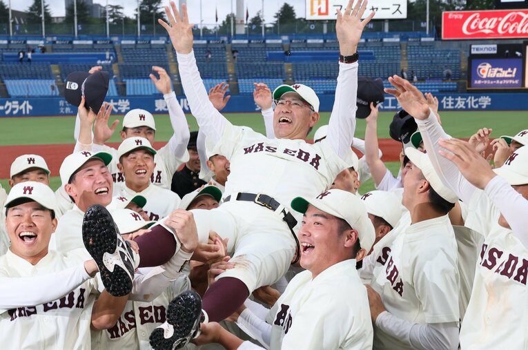 7季ぶりに六大学野球で優勝を決め、胴上げされる早大の小宮山悟監督。久しぶりの快挙の裏には、ある異色の遊撃手の存在が…？ ／ photograph by JIJI PRESS