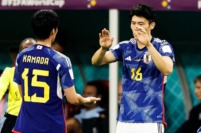 カタールW杯スペイン戦で鎌田大地とタッチ　©Kiichi Matsumoto/JMPA