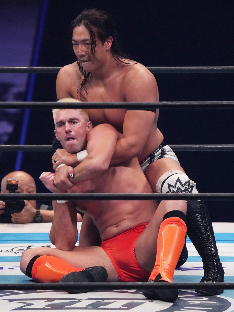 ザック・セイバーJr.を攻める竹下幸之介　©Essei Hara