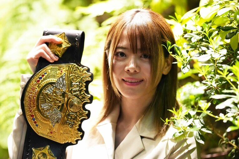 IWGP女子王座のベルトを掲げる岩谷麻優　©Essei Hara