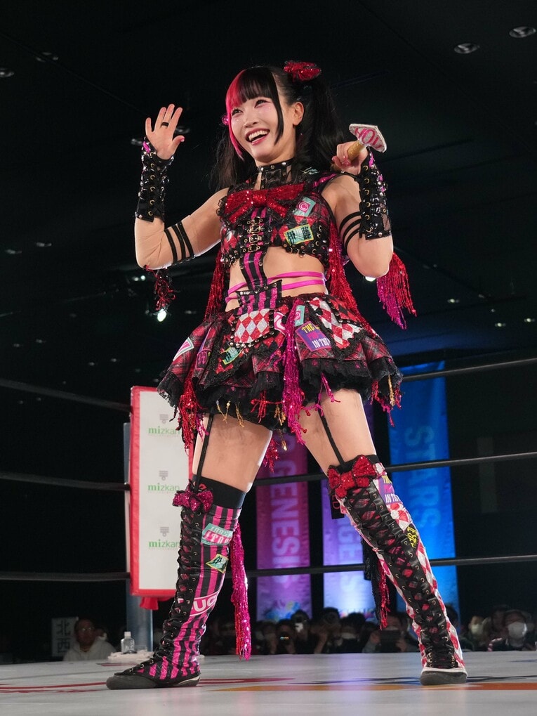 ファンに手を振る伊藤麻希　©Essei Hara