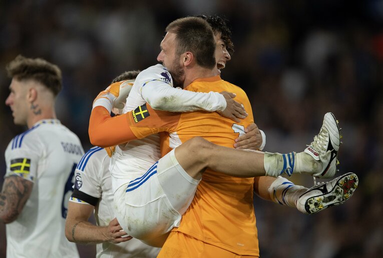 リーズのチームメートともハグ　©Getty Images