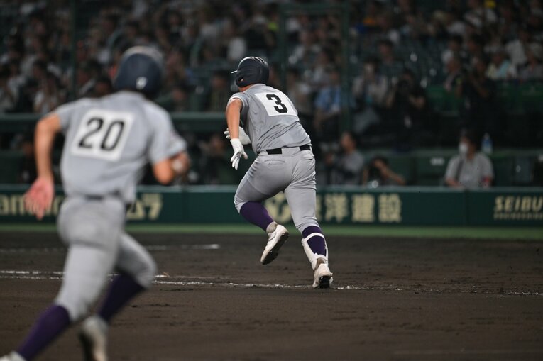 佐々木麟太郎、最終打席「泥だらけの執念ヘッドスライディング」（計11枚）　©Hideki Sugiyama