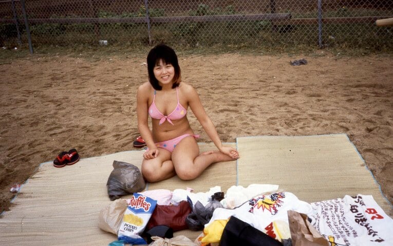 水着でくつろぐ立野さん（1984年、ファン参加のホノルル・クリスマスツアーにて）　©東京スポーツ新聞社