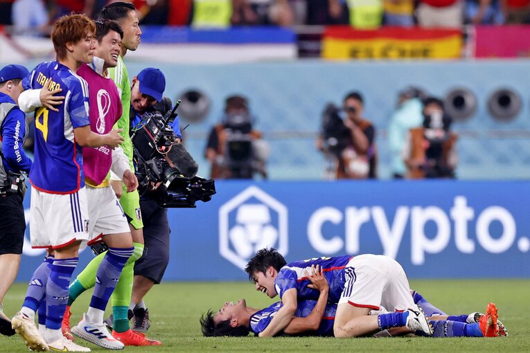 W杯スペイン戦後、抱き合う三笘薫と田中碧。年上の三笘から今も学んでいるようだ　©JIJI PRESS