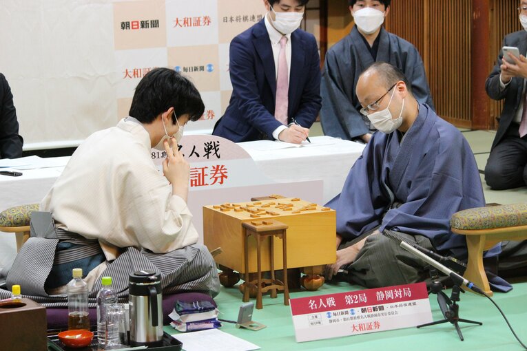 4月28日、名人戦第2局終局後の渡辺名人と藤井竜王　©Number Web