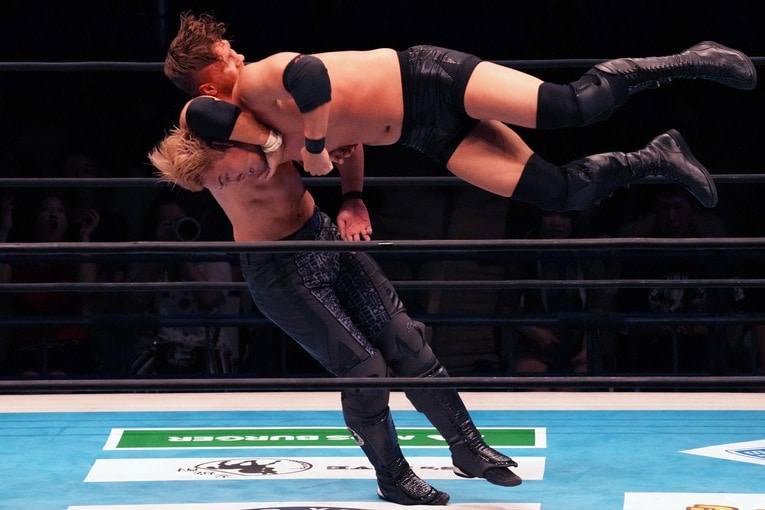 フィニッシュとなったストームブレイカーをオカダ・カズチカに見舞うウィル・オスプレイ