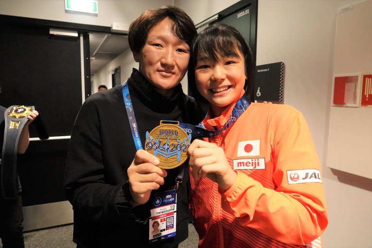 リスペクトする62kg級世界王者アイスルー・ティニベコワ（キルギス）と、獲得したばかりの金メダルを手に2ショット
