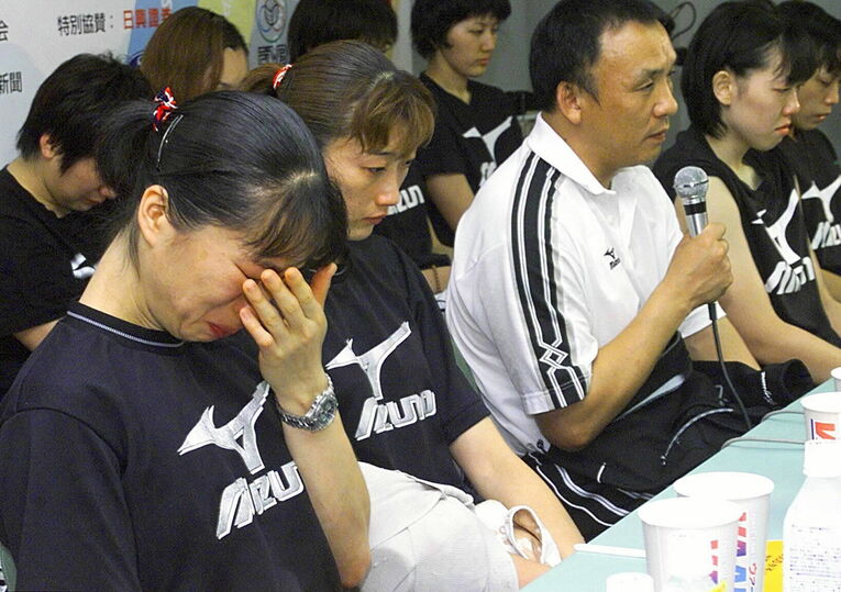 五輪出場の夢が絶たれ、試合後の会見でも涙する選手たち。手前は顔を覆うリベロ津雲（2000年）　©︎JIJI PRESS