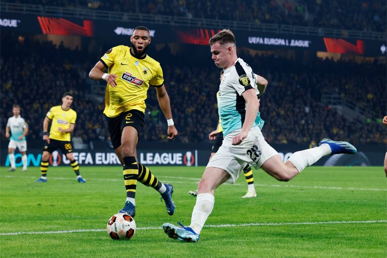 19歳FWファーガソンの折り返し　©Daisuke Nakashima