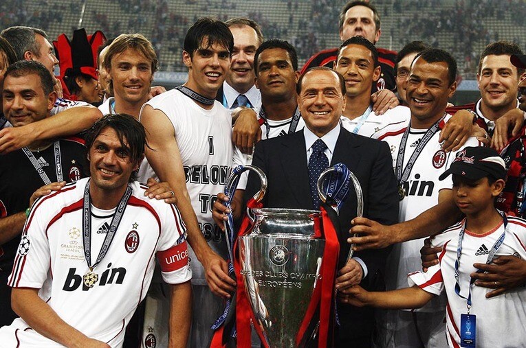 06-07シーズンのCL制覇時のミランとベルルスコーニ会長 ／ photograph by Getty Images