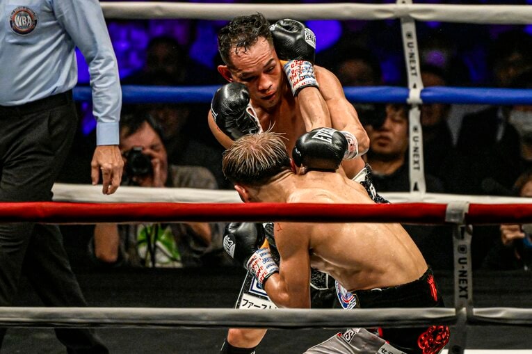 堤聖也vs.ノニト・ドネア。12月17日、両国国技館　©Takuya Sugiyama