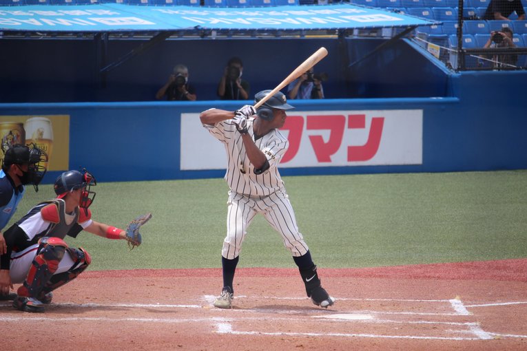 全日本大学野球選手権で左腕・隅田知一郎（ちひろ）からホームランを放ったブライト健太　©︎Yu Takagi