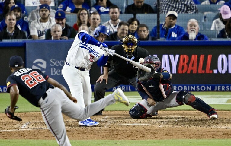 通常のバットを戻した打席で二塁打を放つマンシー　©︎Getty Images