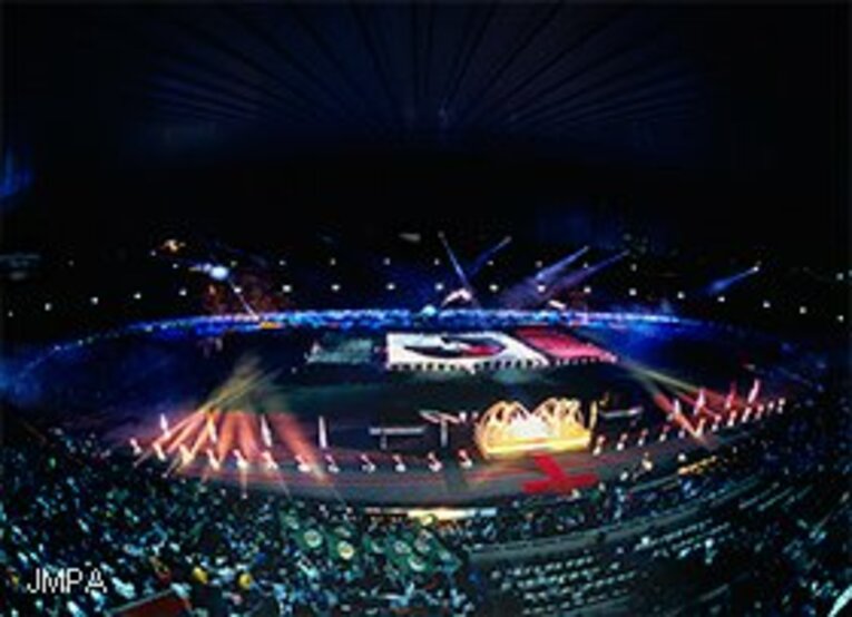 Jリーグ開幕戦　ヴェルディ川崎vs.横浜マリノス
「声は大地から沸き上がっています。新しい時代の到来を求める声です。すべての人を魅了する夢、Jリーグ。夢を紡ぐ男たちは揃いました。今、そこに、開幕の足音が聞こえます。1993年5月15日。ヴェルディ川崎 対 横浜マリノス。宿命の対決で幕は上がりました」 