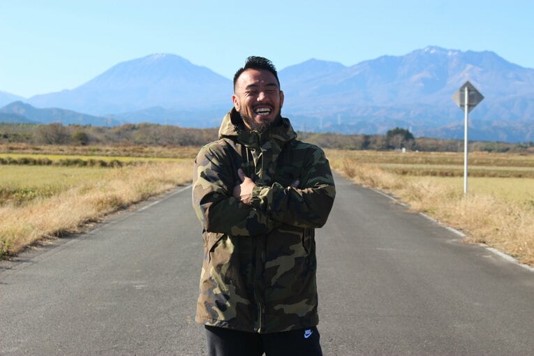 近隣を散策する手塚裕之　©Number Web