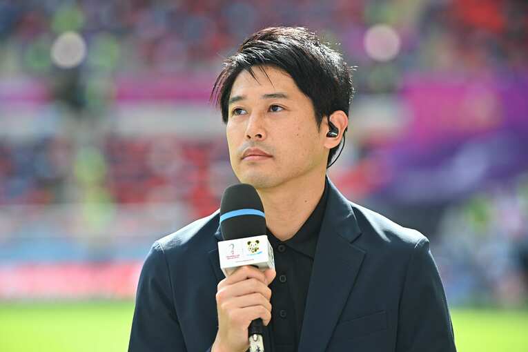 現地リポートをする内田篤人　©Takuya Kaneko/JMPA