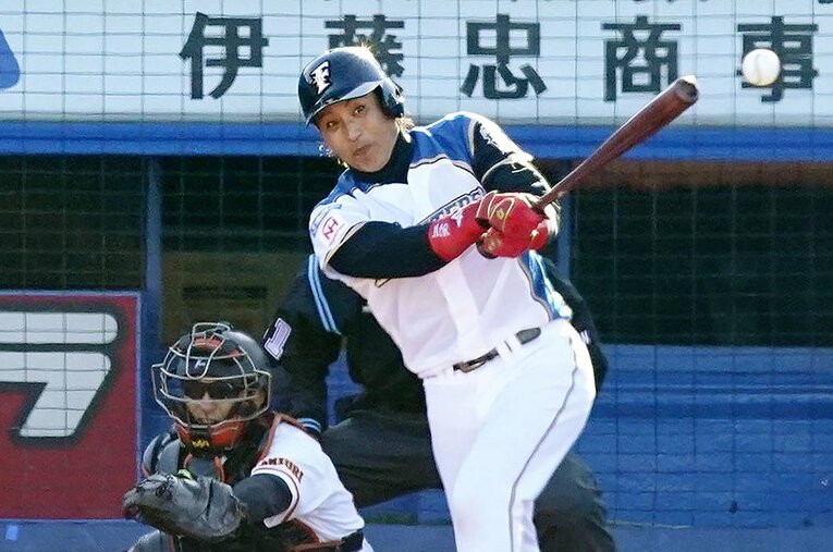 トライアウトに挑んだ新庄剛志。第4打席でタイムリーヒットを放った ／ photograph by Kyodo News