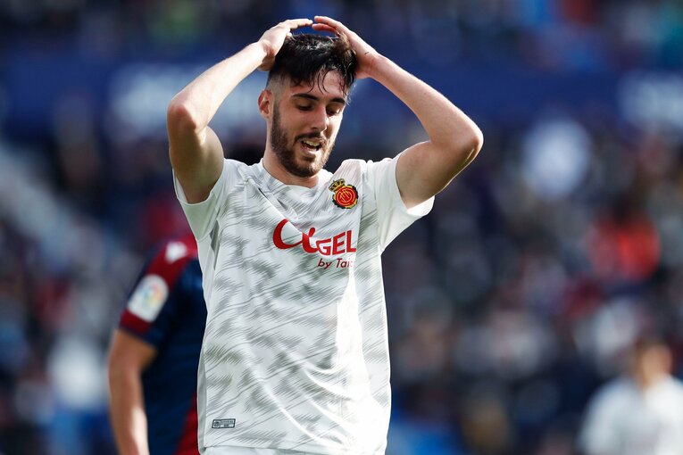 敵地の少年ファンから「KUBO！」と声が飛ぶ人気の中… 久保建英が“万全でなくても”フル出場で頼られた理由〈撮影者の視点〉(21)