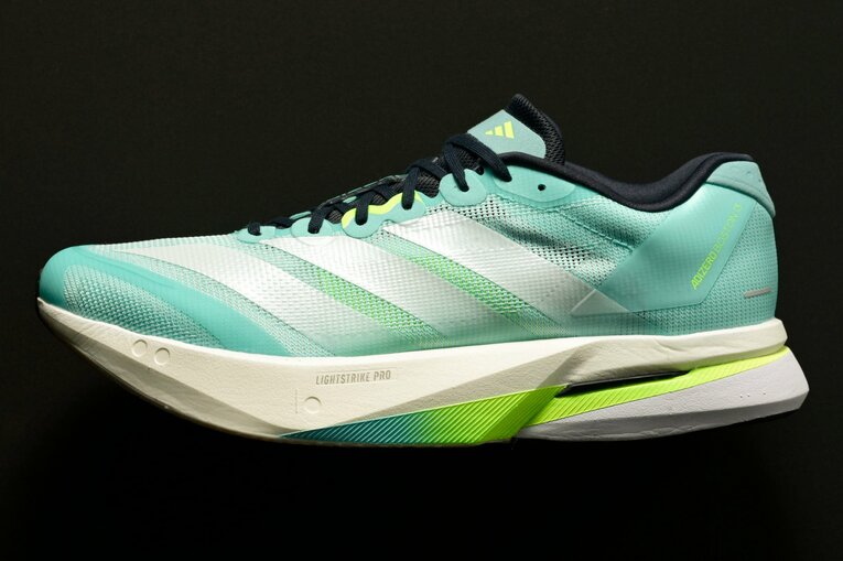 adidas ADIZERO BOSTON 13／約2年ぶりにアップデート。究極の高速トレーニングを目指して開発された。グラスファイバー製の5本指ロッドを搭載し、低密度高反発素材のLIGHTSTRIKE PRO（ライトストライク プロ）を前作よりも13.8％増量している。ドロップ（踵部と前足部の高低差）は6mmに（前作は8.5mm）変更された。18,700円（税込）／2025年6月4日発売