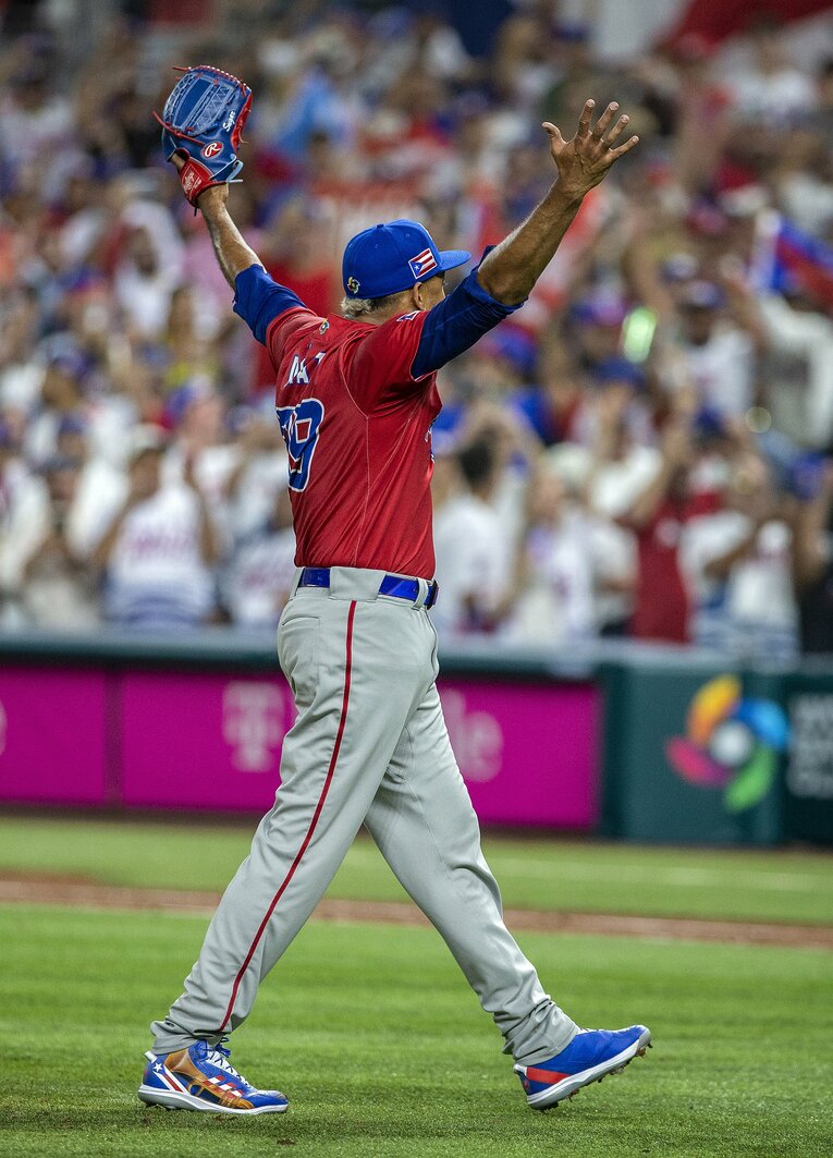 ケガをする直前、ドミニカ共和国に勝利し、喜びを爆発させる抑え投手のディアス　©EPA=JIJI PRESS