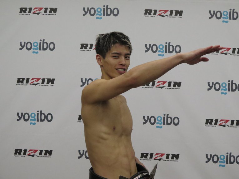 インタビュールームでの白鳥©布施鋼治