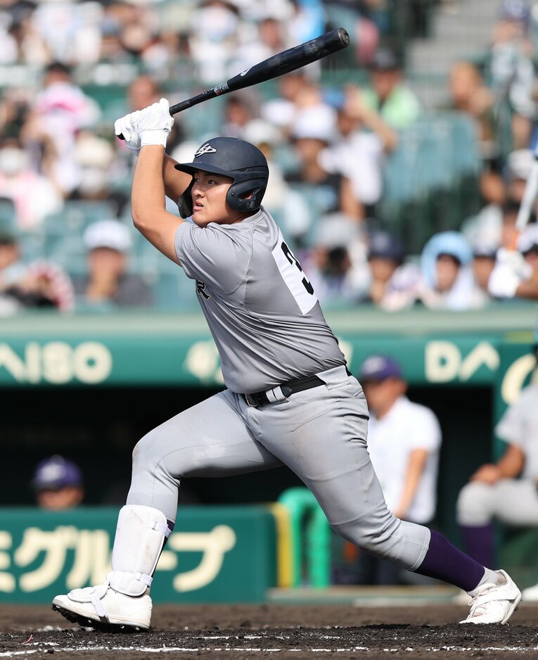 初戦の宇部鴻城戦、4回裏無死二塁から先制の適時打を放つ佐々木麟太郎　©︎JIJI PRESS