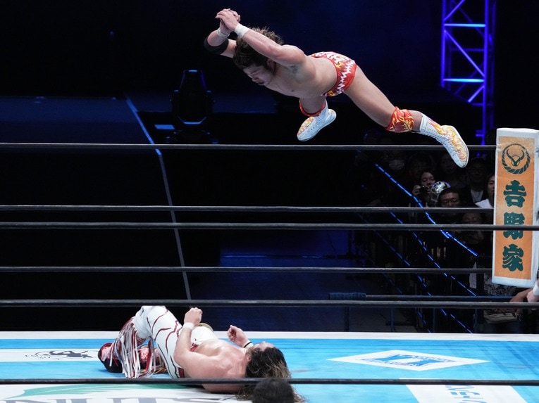 昨夏の悪夢を吹っ切るように辻陽太にダイビングボディプレスを見舞う上村優也　©Essei Hara