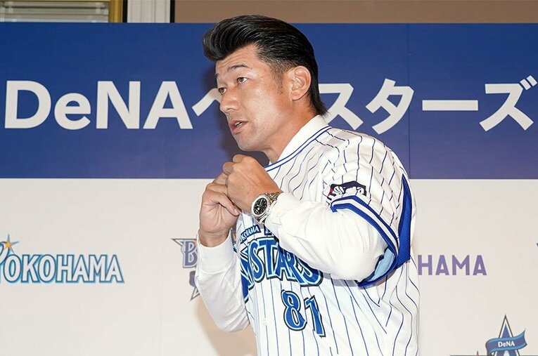 DeNA三浦新監督の就任発表 。背番号は現役時代の「18」から「81」に変更された ／ photograph by KYODO