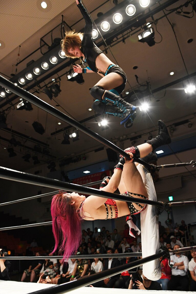 コーナーから紫雷イオを踏みつける岩谷麻優。2017年6月21日、後楽園ホール　©Essei Hara