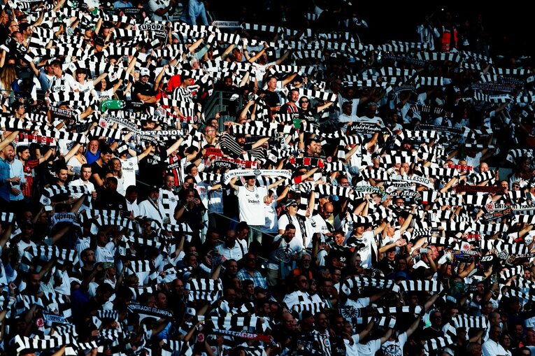 「“鎌田大地と守田英正が一緒に写った1枚”を狙いたいけど…」「長谷部誠はすでにコーチのように」CL日本人対決と“美しい夕焼け”撮影ウラ話(3)