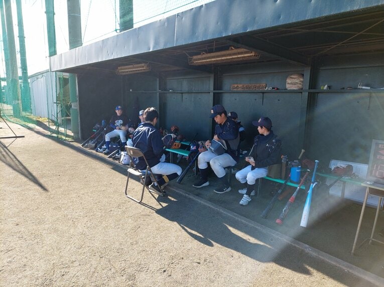 地元の小学生向けに野球教室を行う仙台一高野球部ナイン　©NumberWeb