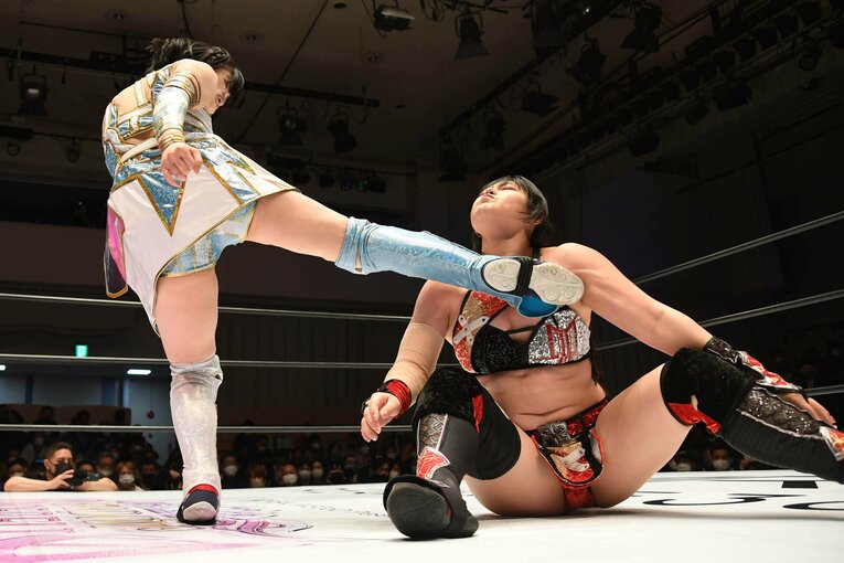 キックを舞華の胸板に放つさくらあや　©Masashi Hara