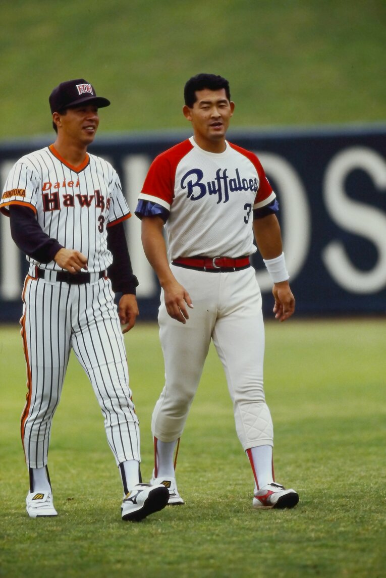 当時の近鉄の主砲・石井浩郎と談笑する佐々木　©Masashi Ebato