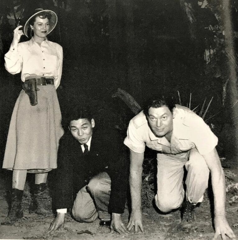 クラウチングスタートで写真に収まるジョニー・ワイズミュラーと田中茂樹（本人提供）