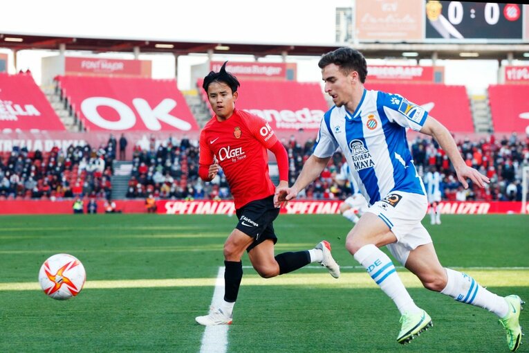 久保建英“オレが蹴る”FK弾→手荒い祝福に「い、痛いんですけど」 カメラマンが至近距離でとらえた一撃と、ファンから“感謝の大拍手”(23)