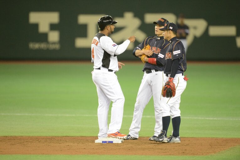 日本選手と談笑するバレンティン（2013年WBC）　©BUNGEISHUNJU